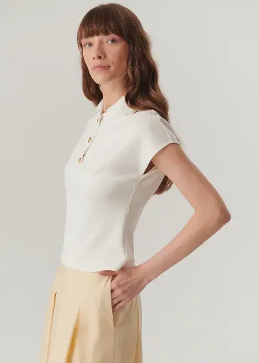 EXQUİSE EKRU DÜĞME DETAYLI POLO YAKA REGULAR ÖRME T-SHIRT